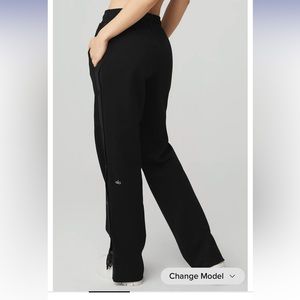 Alo yoga courtside tearaway snap pant